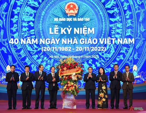 Thủ tướng Chính phủ Phạm Minh Chính dự lễ kỷ niệm 40 năm Ngày Nhà giáo Việt Nam